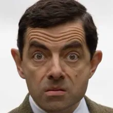 se ve a un hombre con cara de sorprendido excesivamente.